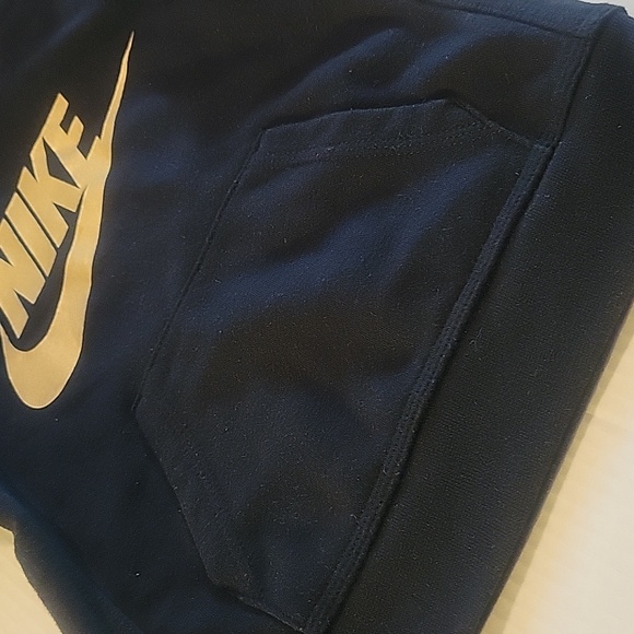 Nike pull over hoodie - Picture 2 of 6